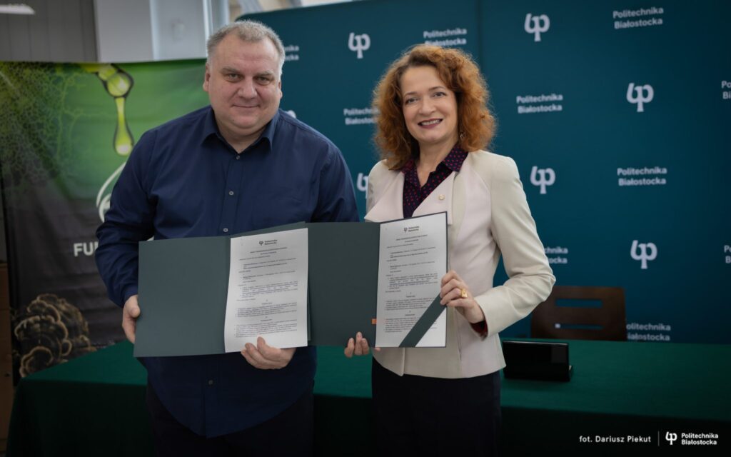 Marek Wołkowycki przekazuje Pani Rektor Politechniki Białostockiej fungarium
