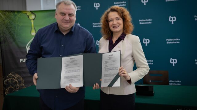 Marek Wołkowycki przekazuje Pani Rektor Politechniki Białostockiej fungarium